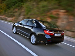 Toyota Camry (2011). Выпускается с 2011 года. Девять базовых комплектаций. Цены от 969 000 до 1 479 000 руб.Двигатель от 2.0 до 3.5, бензиновый. Привод передний. КПП: автоматическая.