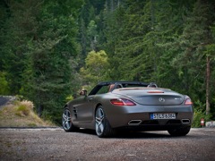 Mercedes-Benz SLS AMG Roadster. Выпускается с 2011 года. Одна базовая комплектация. Цена 12 250 000 руб.Двигатель 6.2, бензиновый. Привод задний. КПП: автоматическая.