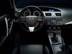 Mazda 3 Sedan (2009). Выпускается с 2009 года. Семь базовых комплектаций. Цены от 654 000 до 907 000 руб.Двигатель от 1.6 до 2.0, бензиновый. Привод передний. КПП: механическая и автоматическая.