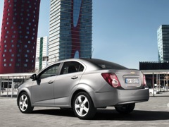 Chevrolet Aveo. Выпускается с 2011 года. Четыре базовые комплектации. Цены от 668 000 до 764 000 руб.Двигатель 1.6, бензиновый. Привод передний. КПП: механическая и автоматическая.