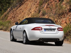 Jaguar XK Convertible. Выпускается с 2006 года. Две базовые комплектации. Цены от 5 370 000 до 5 770 000 руб.Двигатель 5.0, бензиновый. Привод задний. КПП: автоматическая.