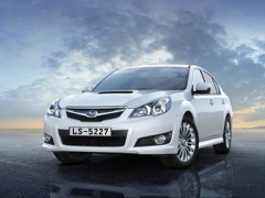 Subaru Legacy (2009). Выпускается с 2009 года. Три базовые комплектации. Цены от 1 274 000 до 1 624 000 руб.Двигатель 2.5, бензиновый. Привод полный. КПП: вариатор и автоматическая.