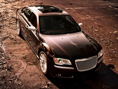 Chrysler 300C. Выпускается с 2010 года. Одна базовая комплектация. Цена 1 982 500 руб.Двигатель 3.6, бензиновый. Привод задний. КПП: автоматическая.