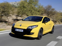 Renault Megane RS. Выпускается с 2009 года. Одна базовая комплектация. Цена 1 619 990 руб.Двигатель 2.0, бензиновый. Привод передний. КПП: механическая.