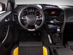 Ford Focus ST Hatchback. Выпускается с 2012 года. Три базовые комплектации. Цены от 1 251 500 до 1 391 500 руб.Двигатель 2.0, бензиновый. Привод передний. КПП: механическая.