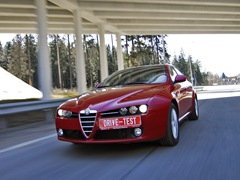 Alfa Romeo 159. Выпускается с 2005 года. Две базовые комплектации. Цены от 1 095 000 до 1 390 000 руб.Двигатель от 1.8 до 2.2, бензиновый. Привод передний. КПП: механическая и роботизированная.