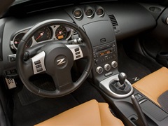 Nissan 350Z. Выпускается с 2003 года. Четыре базовые комплектации. Цены от 1 749 500 до 1 788 800 руб.Двигатель 3.5, бензиновый. Привод задний. КПП: механическая.