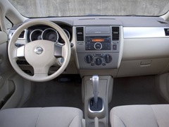 Nissan Tiida 4D. Выпускается с 2004 года. Цена пока неизвестна.