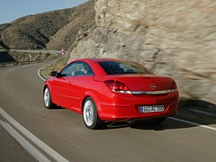 Opel Astra Twin Top. Выпускается с 2006 года. Пять базовых комплектаций. Цены от 901 600 до 1 071 600 руб.Двигатель от 1.8 до 2.0, бензиновый. Привод передний. КПП: механическая и автоматическая.