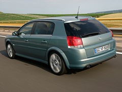 Opel Signum. Выпускается с 2003 года. Семь базовых комплектаций. Цены от 699 000 до 1 053 000 руб.Двигатель от 1.8 до 2.8, бензиновый. Привод передний. КПП: механическая, роботизированная и автоматическая.