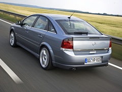 Opel Vectra GTS. Выпускается с 2002 года. Десять базовых комплектаций. Цены от 582 000 до 1 033 000 руб.Двигатель от 1.6 до 2.8, бензиновый. Привод передний. КПП: механическая, роботизированная и автоматическая.