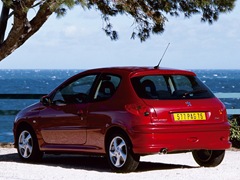 Peugeot 206 3D. Выпускается с 1998 года. Три базовые комплектации. Цены от 341 000 до 436 300 руб.Двигатель 1.4, бензиновый. Привод передний. КПП: механическая и автоматическая.