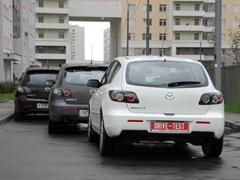 Mazda 3 Hatchback (2003). Выпускается с 2003 года. Семь базовых комплектаций. Цены от 568 000 до 800 000 руб.Двигатель от 1.6 до 2.0, бензиновый. Привод передний. КПП: механическая и автоматическая.
