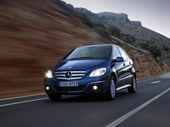 Mercedes-Benz B (2005). Выпускается с 2005 года. Две базовые комплектации. Цены от 1 090 000 до 1 190 000 руб.Двигатель от 1.7 до 2.0, бензиновый. Привод передний. КПП: вариатор.