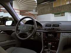 Mercedes-Benz E-Class Saloon. Выпускается с 2002 года. Восемь базовых комплектаций. Цены от 1 993 200 до 3 405 600 руб.Двигатель от 1.8 до 5.5, бензиновый. Привод задний и полный. КПП: механическая и автоматическая.