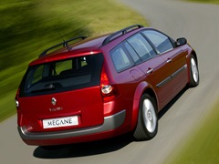 Renault Megane Estate. Выпускается с 2003 года. Шесть базовых комплектаций. Цены от 674 700 до 786 200 руб.Двигатель 1.6, бензиновый. Привод передний. КПП: механическая и автоматическая.