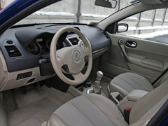 Renault Megane Hatchback. Выпускается с 2003 года. Одиннадцать базовых комплектаций. Цены от 555 000 до 782 800 руб.Двигатель от 1.4 до 2.0, бензиновый. Привод передний. КПП: механическая и автоматическая.