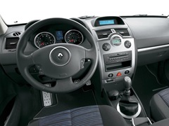 Renault Megane Sedan. Выпускается с 2003 года. Одиннадцать базовых комплектаций. Цены от 555 000 до 782 800 руб.Двигатель от 1.4 до 2.0, бензиновый. Привод передний. КПП: механическая и автоматическая.