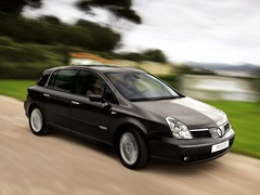 Renault Vel Satis. Выпускается с 2001 года. Три базовые комплектации. Цены от 1 432 600 до 1 921 000 руб.Двигатель от 2.0 до 3.5, бензиновый. Привод передний. КПП: автоматическая.
