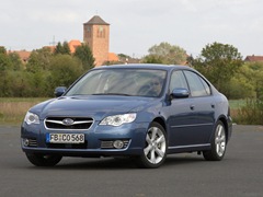 Subaru Legacy (2003). Выпускается с 2003 года. Пятнадцать базовых комплектаций. Цены от 910 300 до 1 427 300 руб.Двигатель от 2.0 до 3.0, бензиновый. Привод полный. КПП: механическая и автоматическая.