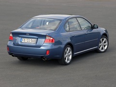 Subaru Legacy (2003). Выпускается с 2003 года. Пятнадцать базовых комплектаций. Цены от 910 300 до 1 427 300 руб.Двигатель от 2.0 до 3.0, бензиновый. Привод полный. КПП: механическая и автоматическая.