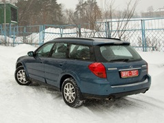 Subaru Outback (2004). Выпускается с 2004 года. Одиннадцать базовых комплектаций. Цены от 1 159 100 до 1 538 800 руб.Двигатель от 2.5 до 3.0, бензиновый. Привод полный. КПП: механическая и автоматическая.