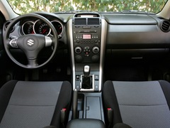 Suzuki Grand Vitara 3d. Выпускается с 2005 года. Две базовые комплектации. Цена пока неизвестна.Двигатель от 1.6 до 2.4, бензиновый. Привод полный. КПП: механическая и автоматическая.