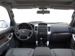 Toyota Land Cruiser Prado (2002). Выпускается с 2002 года. Две базовые комплектации. Цены от 1 578 200 до 1 762 800 руб.Двигатель 4.0, бензиновый. Привод полный. КПП: автоматическая.