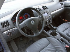 Volkswagen Jetta (2005). Выпускается с 2005 года. Пять базовых комплектаций. Цены от 641 000 до 808 000 руб.Двигатель от 1.4 до 1.9, бензиновый и дизельный. Привод передний. КПП: механическая и роботизированная.
