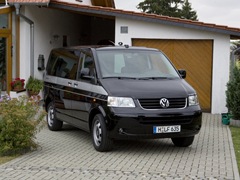 Volkswagen Multivan (2003). Выпускается с 2003 года. Тридцать четыре базовые комплектации. Цены от 1 578 100 до 2 698 900 руб.Двигатель от 1.9 до 3.2, бензиновый и дизельный. Привод передний и полный. КПП: механическая и автоматическая.