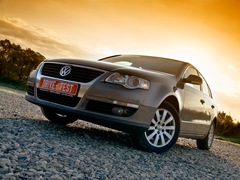 Volkswagen Passat (2005). Выпускается с 2005 года. Восемь базовых комплектаций. Цены от 914 000 до 1 409 000 руб.Двигатель от 1.4 до 2.0, бензиновый и дизельный. Привод передний. КПП: механическая, роботизированная и автоматическая.