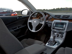 Volkswagen Passat Variant (2005). Выпускается с 2005 года. Семь базовых комплектаций. Цены от 973 000 до 1 273 000 руб.Двигатель от 1.4 до 2.0, бензиновый и дизельный. Привод передний. КПП: механическая и роботизированная.