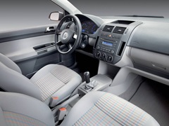 Volkswagen Polo 3D (2005). Выпускается с 2005 года. Шесть базовых комплектаций. Цены от 452 525 до 598 119 руб.Двигатель от 1.2 до 1.6, бензиновый. Привод передний. КПП: механическая и автоматическая.