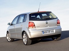Volkswagen Polo 5D (2005). Выпускается с 2005 года. Шесть базовых комплектаций. Цены от 466 525 до 612 119 руб.Двигатель от 1.2 до 1.6, бензиновый. Привод передний. КПП: механическая и автоматическая.