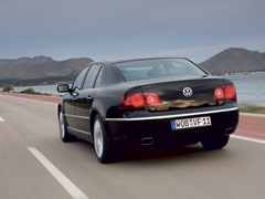 Volkswagen Phaeton (2002). Выпускается с 2002 года. Семь базовых комплектаций. Цены от 2 050 000 до 4 474 053 руб.Двигатель от 3.2 до 6.0, бензиновый. Привод полный. КПП: автоматическая.
