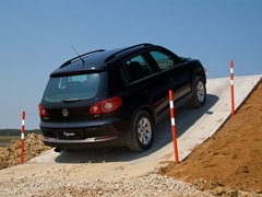 Volkswagen Tiguan (2007). Выпускается с 2007 года. Пять базовых комплектаций. Цены от 995 000 до 1 248 000 руб.Двигатель от 1.4 до 2.0, бензиновый и дизельный. Привод полный. КПП: механическая и автоматическая.