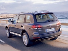 Volkswagen Touareg (2003). Выпускается с 2003 года. Пять базовых комплектаций. Цены от 1 687 000 до 4 300 000 руб.Двигатель от 2.5 до 6.0, дизельный и бензиновый. Привод полный. КПП: автоматическая.