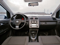 Volkswagen Touran (2003). Выпускается с 2003 года. Восемь базовых комплектаций. Цены от 814 000 до 1 175 000 руб.Двигатель от 1.4 до 2.0, бензиновый и дизельный. Привод передний. КПП: механическая и роботизированная.