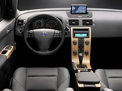 Volvo S40. Выпускается с 2003 года. Четыре базовые комплектации. Цены от 899 000 до 1 175 000 руб.Двигатель 2.0, бензиновый. Привод передний. КПП: роботизированная.