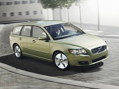 Volvo V50. Выпускается с 2004 года. Шесть базовых комплектаций. Цены от 849 000 до 1 224 000 руб.Двигатель от 1.6 до 2.0, бензиновый. Привод передний. КПП: механическая и роботизированная.