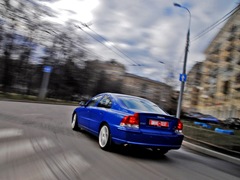 Volvo S60 (2000). Выпускается с 2000 года. Две базовые комплектации. Цены от 912 400 до 1 192 600 руб.Двигатель от 2.4 до 2.5, бензиновый. Привод передний и полный. КПП: автоматическая.