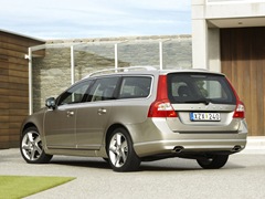 Volvo V70. Выпускается с 2007 года. Три базовые комплектации. Цены от 1 399 900 до 1 679 900 руб.Двигатель от 2.4 до 3.0, дизельный и бензиновый. Привод передний и полный. КПП: механическая и автоматическая.