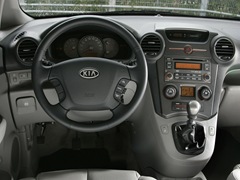 Kia Carens. Выпускается с 2006 года. Пять базовых комплектаций. Цены от 644 900 до 809 900 руб.Двигатель от 1.6 до 2.0, бензиновый и дизельный. Привод передний. КПП: механическая и автоматическая.