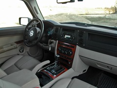 Jeep Commander. Выпускается с 2006 года. Три базовые комплектации. Цены от 5 492 256 до 5 603 136 руб.Двигатель от 3.0 до 4.7, дизельный и бензиновый. Привод полный. КПП: автоматическая.