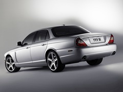 Jaguar XJ (2003). Выпускается с 2003 года. Одна базовая комплектация. Цена 3 720 000 руб.Двигатель 4.2, бензиновый. Привод задний. КПП: автоматическая.