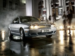 Jaguar X-Type. Выпускается с 2002 года. Шесть базовых комплектаций. Цены от 1 295 000 до 1 700 000 руб.Двигатель от 2.0 до 3.0, дизельный и бензиновый. Привод передний и полный. КПП: механическая и автоматическая.