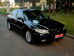 Hyundai Grandeur (2005). Выпускается с 2005 года. Три базовые комплектации. Цены от 1 149 900 до 1 326 900 руб.Двигатель от 2.7 до 3.3, бензиновый. Привод передний. КПП: автоматическая.