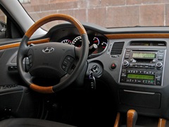 Hyundai Grandeur (2005). Выпускается с 2005 года. Три базовые комплектации. Цены от 1 149 900 до 1 326 900 руб.Двигатель от 2.7 до 3.3, бензиновый. Привод передний. КПП: автоматическая.