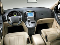 Hyundai H-1 (2007). Выпускается с 2007 года. Три базовые комплектации. Цены от 1 994 000 до 2 244 000 руб.Двигатель 2.5, дизельный. Привод задний. КПП: механическая и автоматическая.