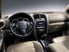 Hyundai Santa Fe Classic. Выпускается с 2001 года. Шесть базовых комплектаций. Цены от 713 900 до 835 900 руб.Двигатель от 2.0 до 2.7, дизельный и бензиновый. Привод передний и полный. КПП: механическая и автоматическая.